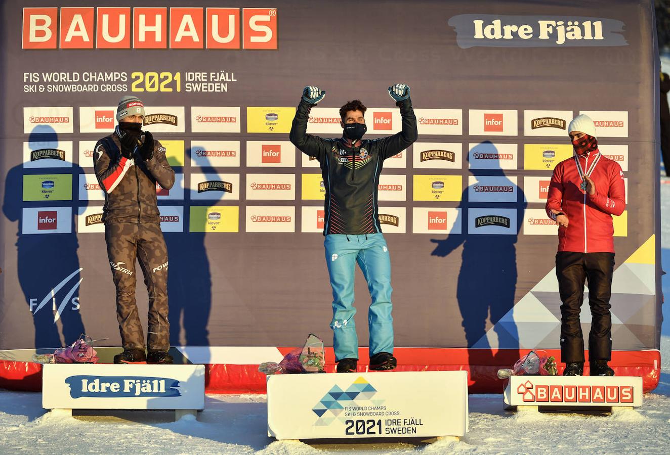 Eguibar festeja en lo alto del podio después de hacerse con el oro en la gran final del Campeonato del Mundo en 2021, en Suecia