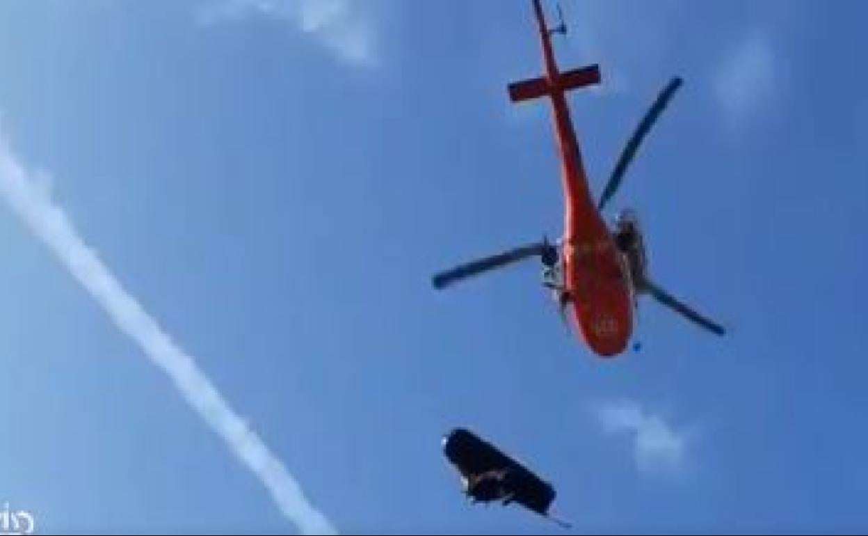 La mujer es trasladada en el helicóptero.