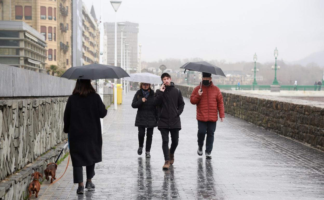 Las calles de Gipuzkoa, como esta de Donostia, alternan personas con mascarilla y sin ella desde el jueves. 
