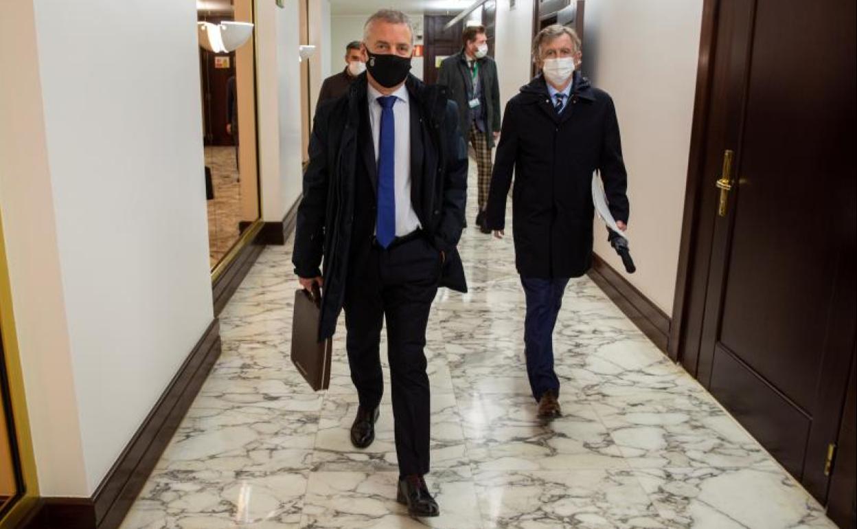 Iñigo Urkullu llega este viernes a la sesión de control del Parlamento Vasco.