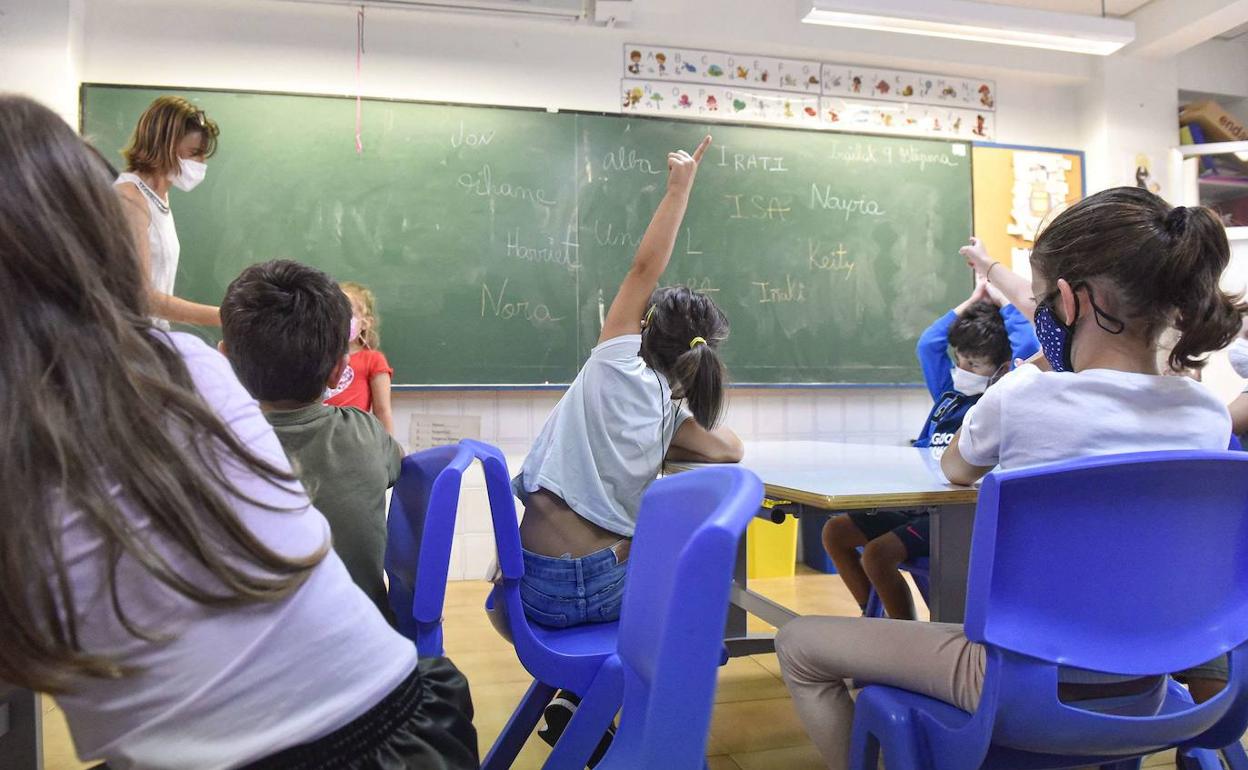 Los alumnos atienden a una clase. 