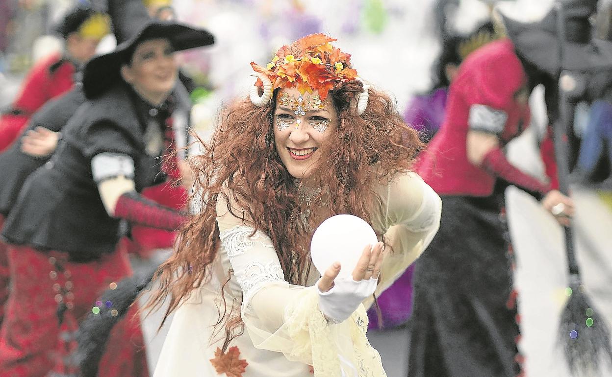 Desfile de comparsas en los Carnavales de 2020, que se celebraron solo unos días antes del confinamiento. 