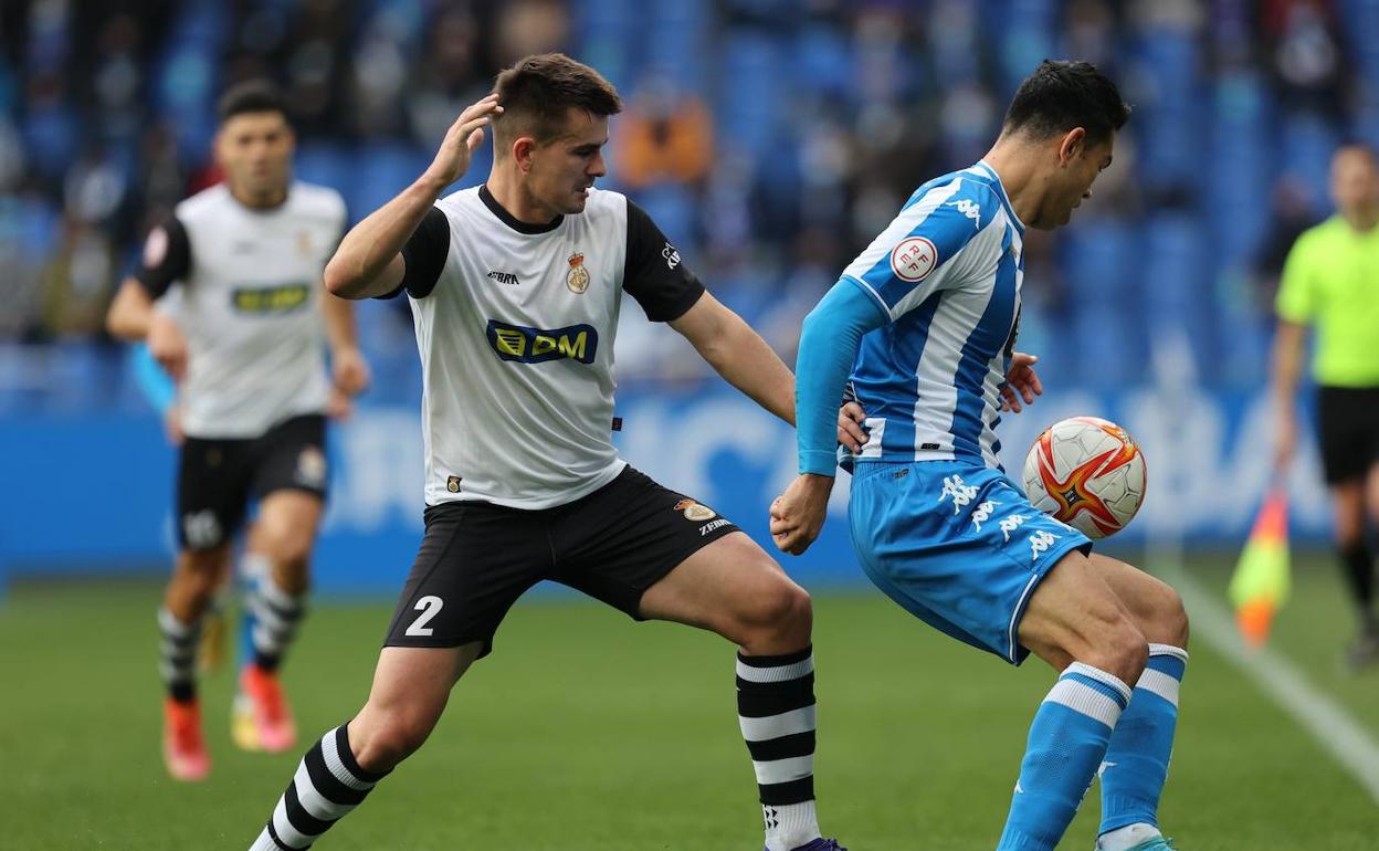 Elosegi disputa un balón con delantero del Deportivo.