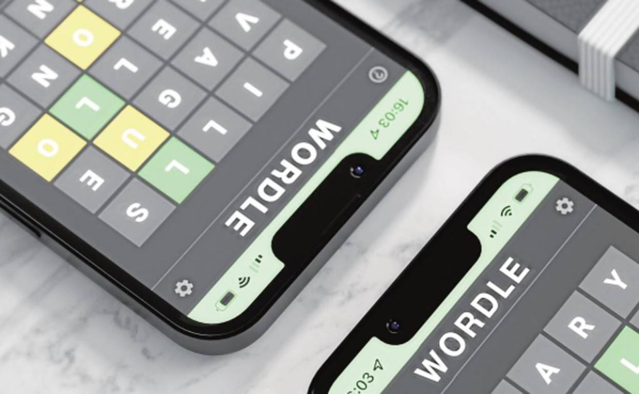 Dos móviles muestran la web de Wordle. 