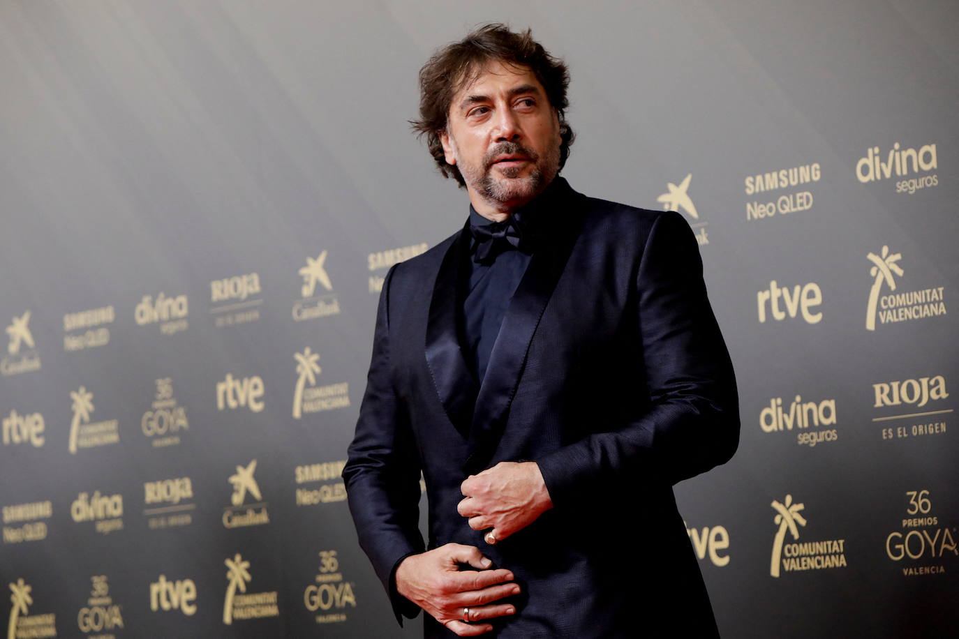 Javier Bardem no ha defraudado con un 'total look' en el mismo color compuesto por un smoking, una camisa y una pajarita. El estilismo lo ha firmado Ermenegildo Zegna