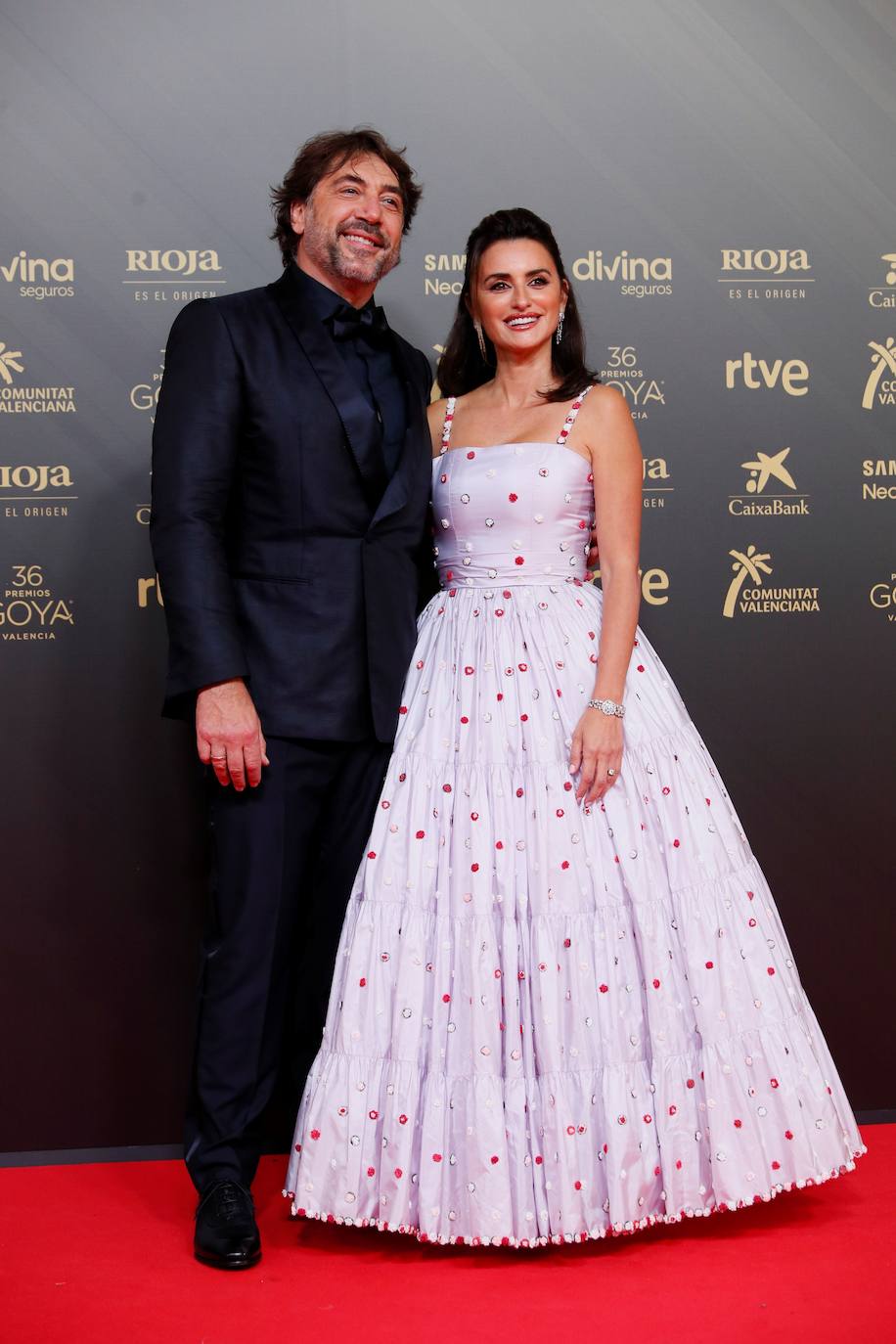 Javier Bardem y Penélope Cruz han posado muy sonrientes ante los medios gráficos agolpados en la 'red carpet' de los Premios Goya