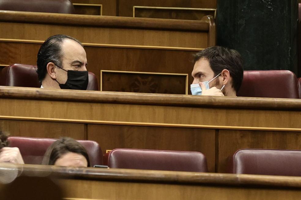 García Adanero y Sayas, en sus escaños delCongreso en el pleno en el que votaroncontra la reforma laboral. 