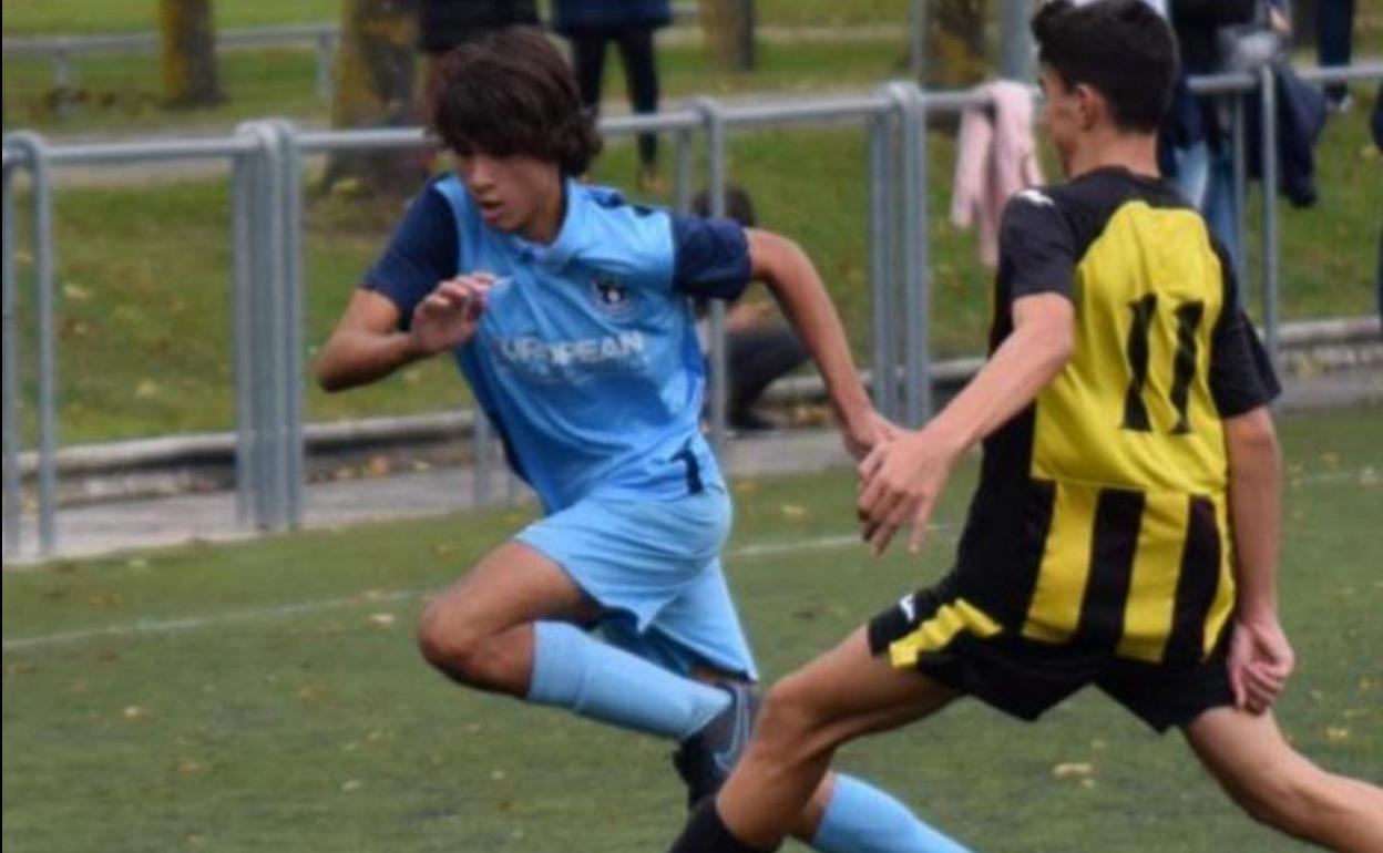 Dani Pérez desborda a un jugador del Getxo.