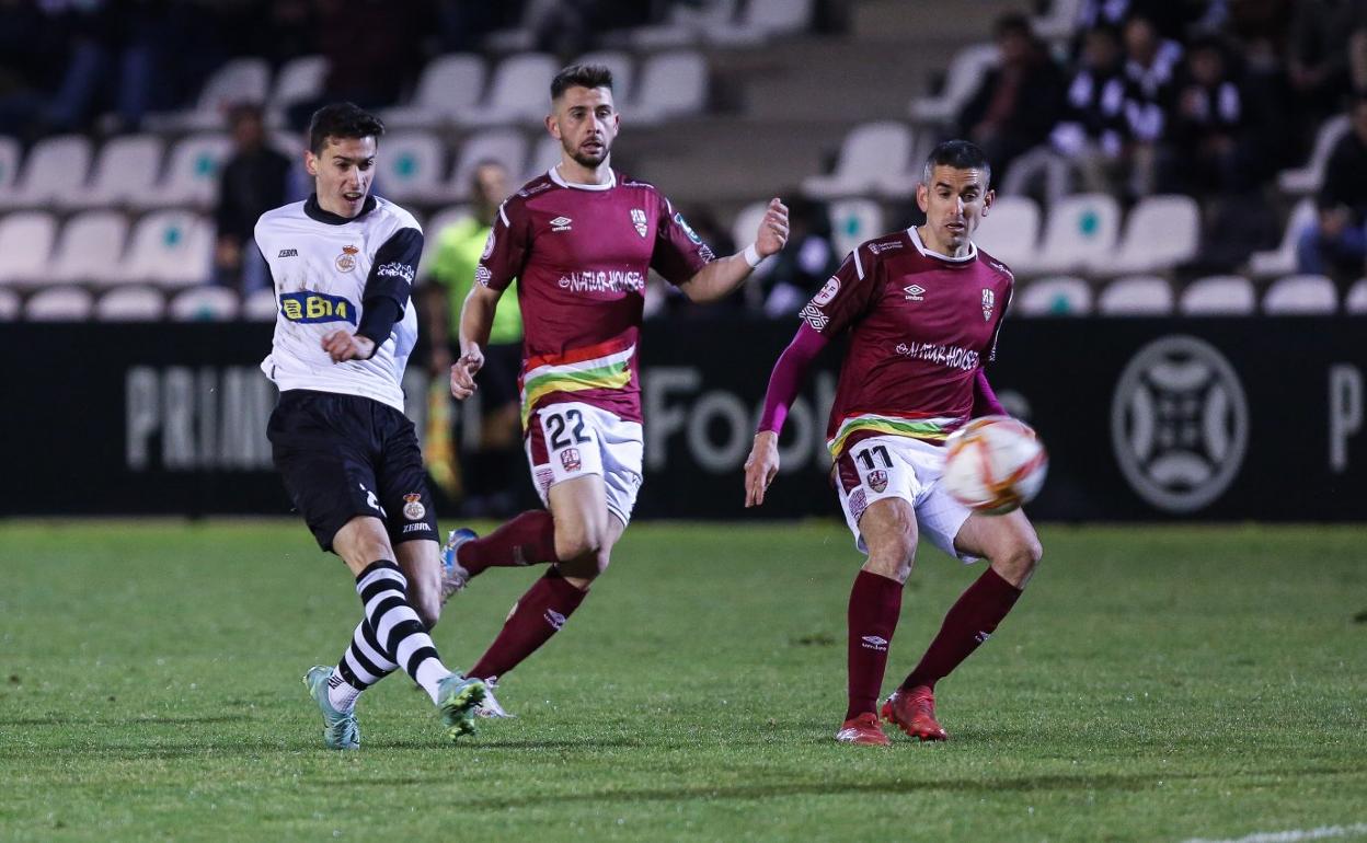 Nacho Sánchez engancha el disparo que supuso el gol del Real Unión, ayer en Gal. 
