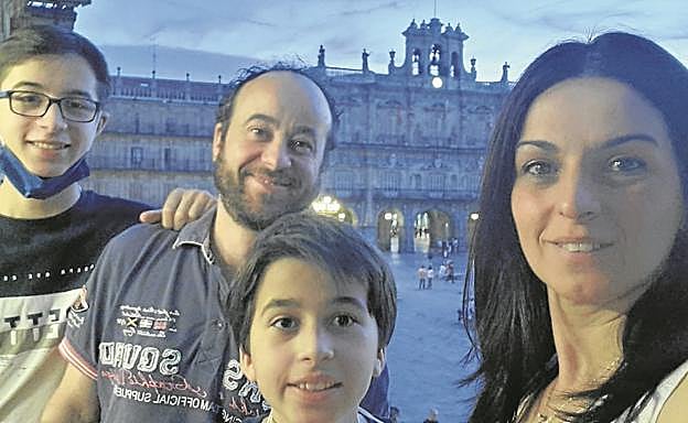 Ángel, Sonia, Rubén y Álex, en la Plaza Mayor de Salamanca. 