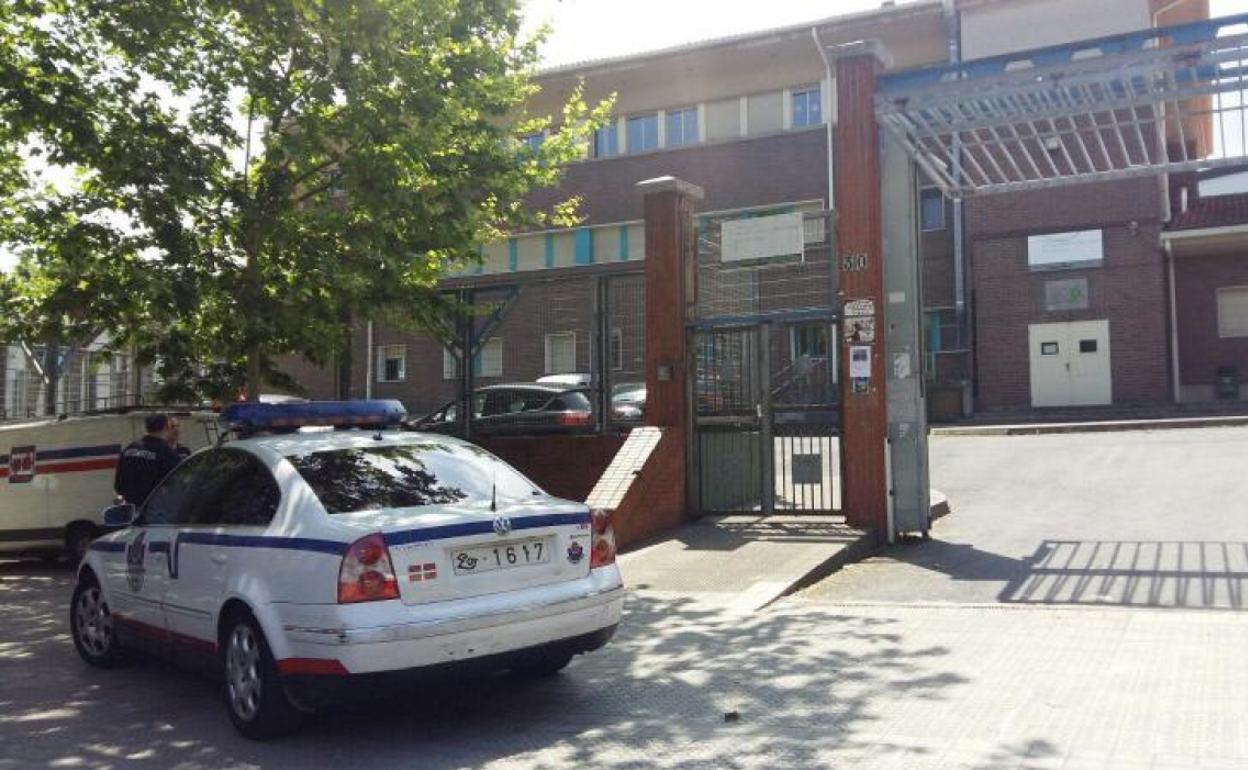 Un vehículo de la Ertzaintza, aparcado ante un centro educativo de Bizkaia, en una foto de archivo.