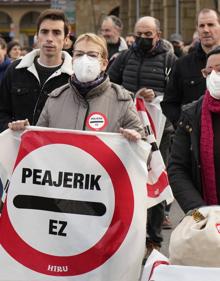 Imagen secundaria 2 - Manifestantes en la protesta de Zumárraga. 