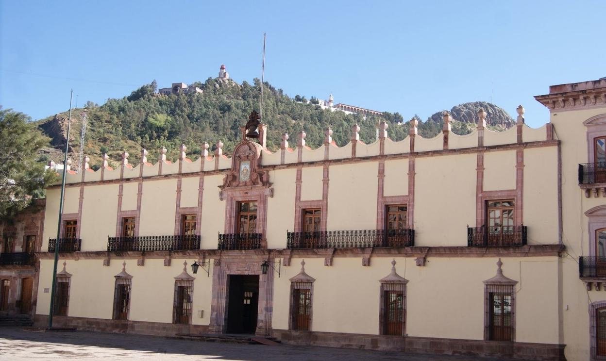 José de Rivera, heredero del conde Santiago de la Laguna, José de Urquiola, construyó este palacio en 1727, hoy sede del gobierno de Zacatecas.