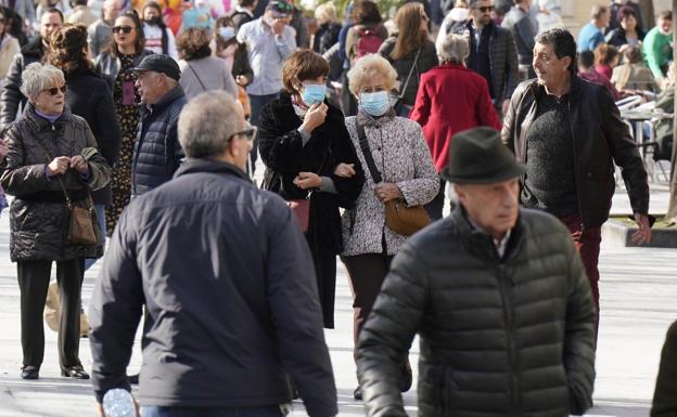 Las mujeres vascas se contagian más que los hombres de Covid, pero fallecen menos