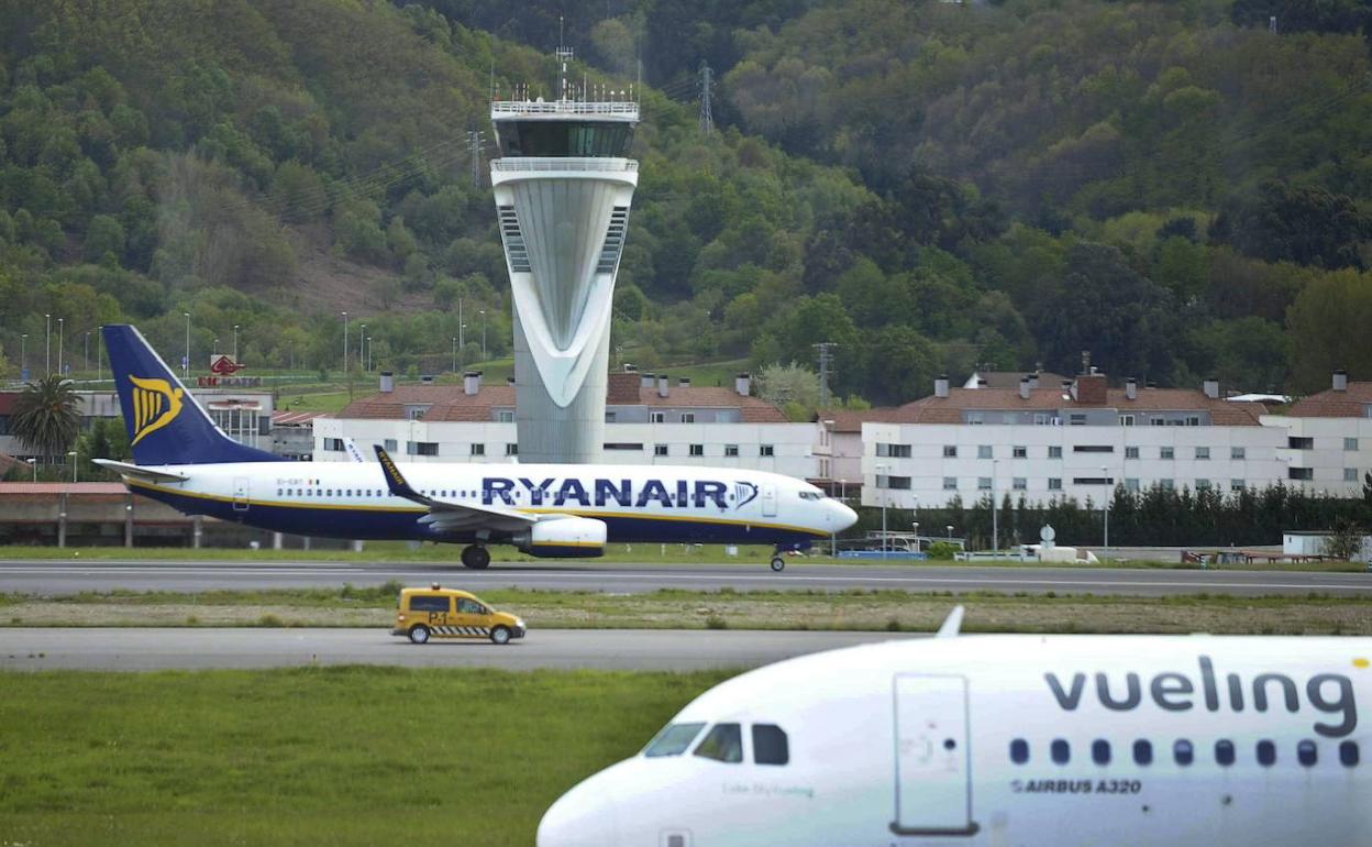 Unos aviones de Ryanair y Vueling, en la pista del aeropuerto de Loiu.