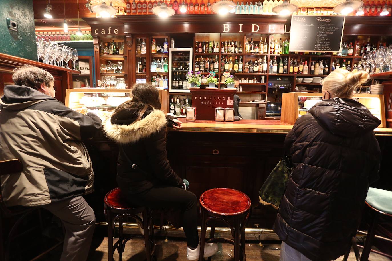 Clientes en la barra del Bideluze, en Donostia.