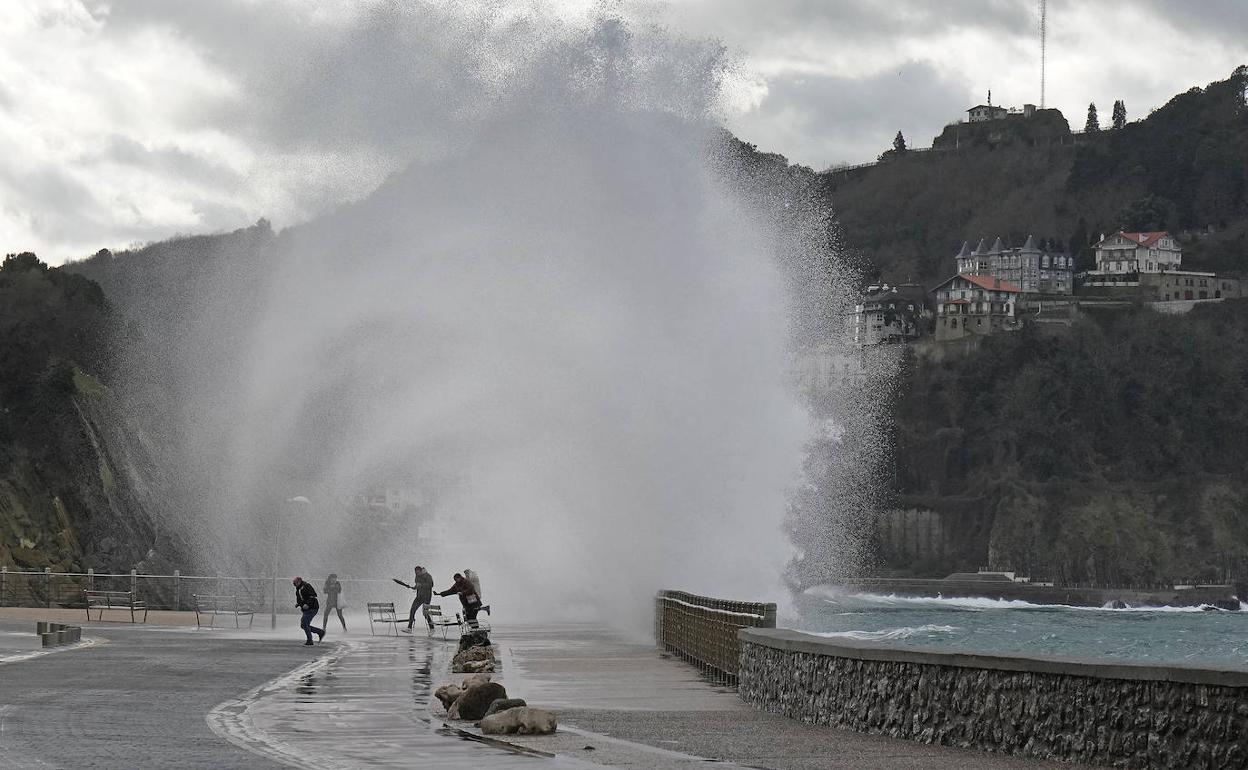 Espectacular imagen este lunes en el Paseo Nuevo de San Sebastián.