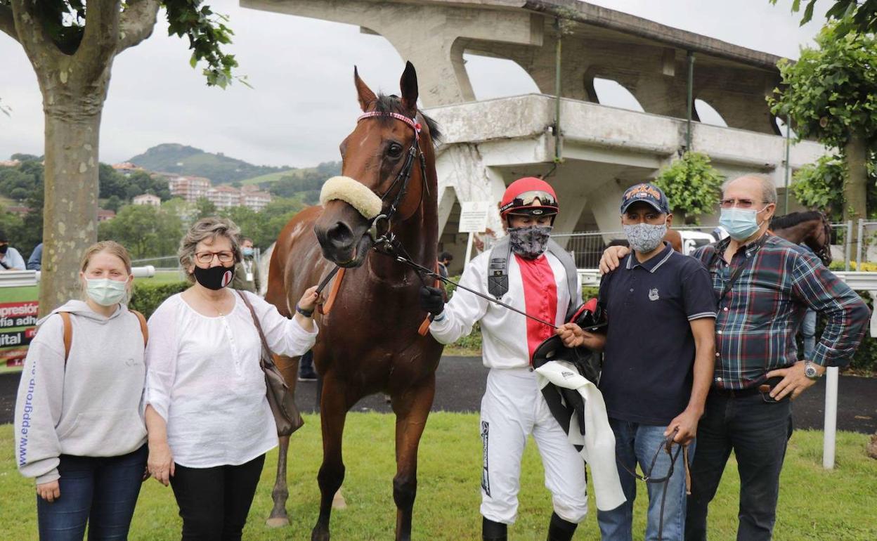 Ramón Avial y su equipo con el ganador ´El Ingrato´, el pasado verano en el HIpódromo de San Sebastián.