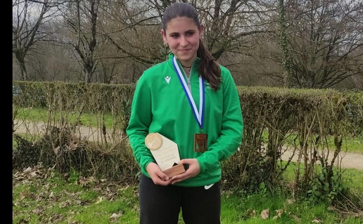 Olatza Martínez con el bronce conseguido en la categoría susb-18 de la prueba de 2.980 metros. 