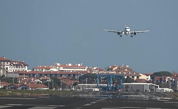 Aterrizaje en Hondarribia del vuelo proveniente de Madrid que no pudo aterrizar en Loiu por el viento