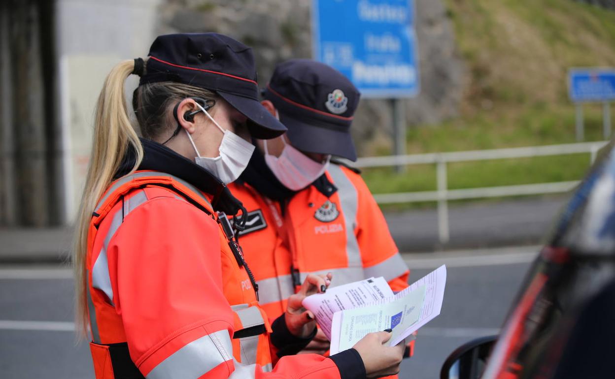 Agentes de la Ertzaintza durante un control