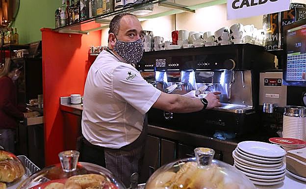 Imagen principal - Iñigo Abuin, Manuel Gerteja y África Martínez