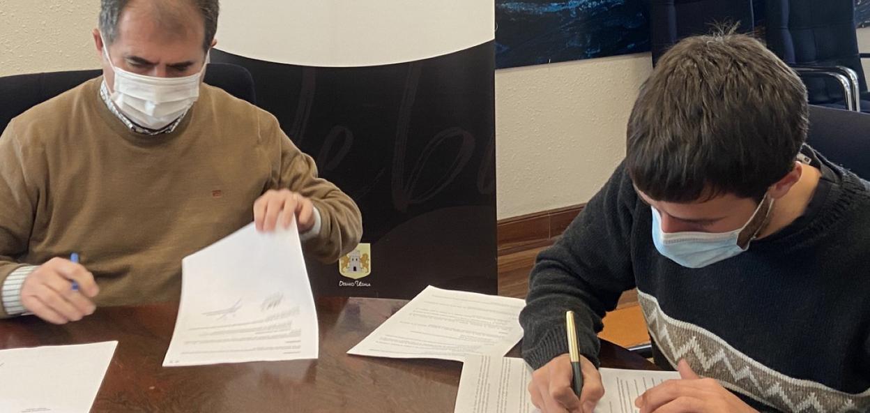 Momento de la firma del convenio entre el Ayuntamiento y la Fundación Alzheimer. 