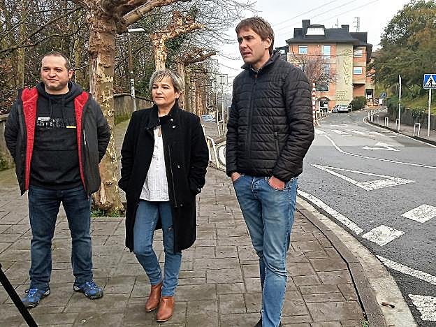 Ander Figuerido, Rebeka Ubera e Ibai Iriarte, ayer, frente a la entrada de la clínica Asunción. 