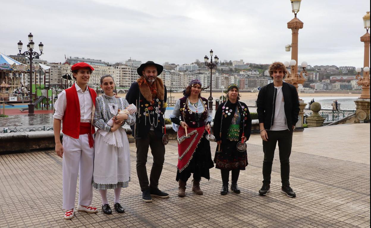 Representantes de las comparsas de Caldereros e Iñudes y artzaias, con el concejal Jon Insausti. 