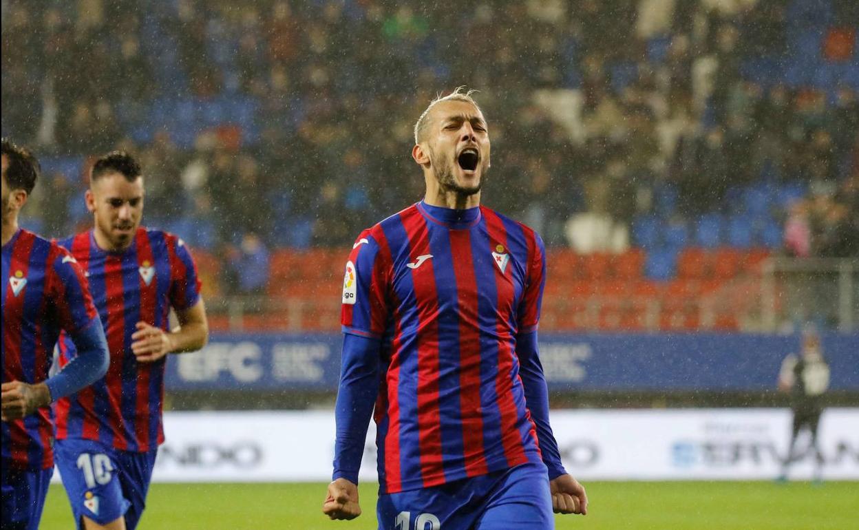 Stoichkov celebra un gol en el partido de ida que enfretó al Eibar y al Girona