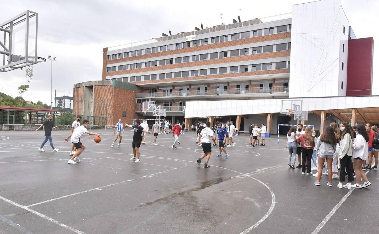 Alumnos de la ESO en el patio del colegio La Salle Donostia. 