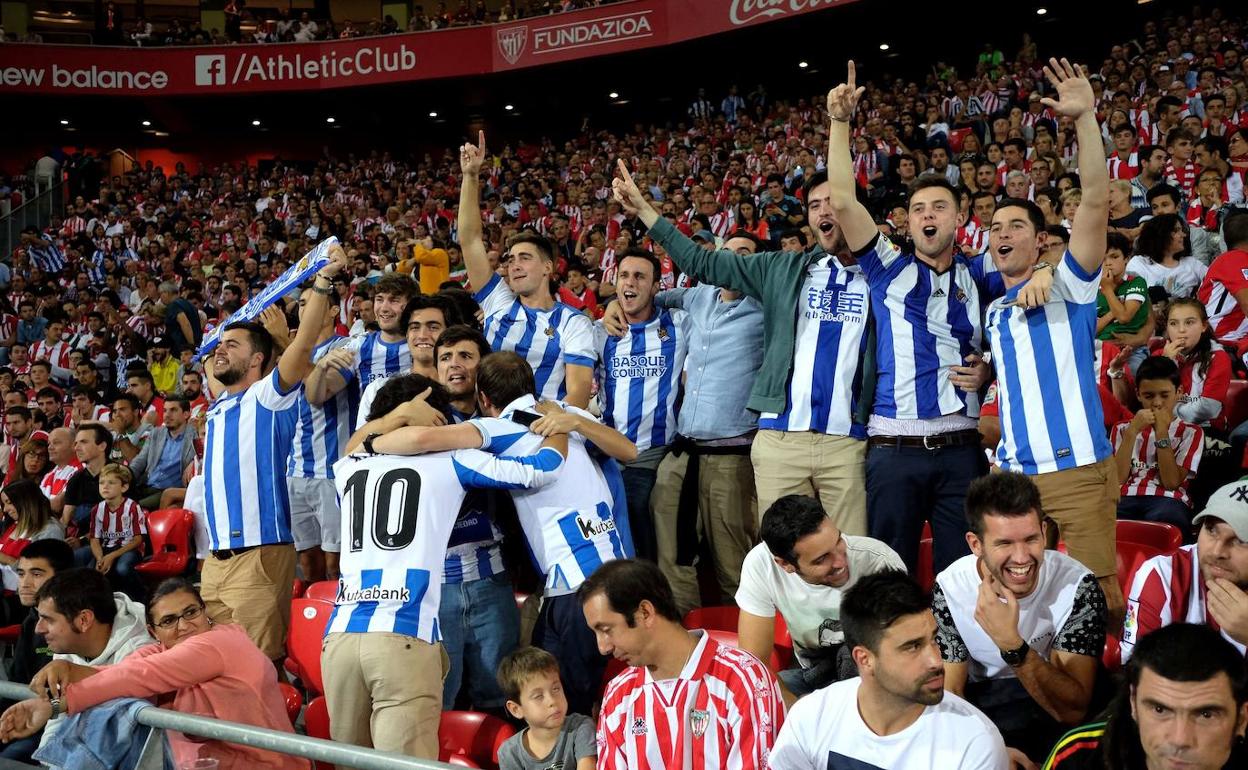 Aficionados de la Real Sociedad celebran un gol en San Mamés.