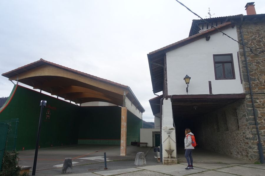 Bajo el manto blanco que ha cubierto esta semana el macizo de Aizkorri se encuentra, Zumarraga y los pueblos que se encuentran en el valle de Urola. 