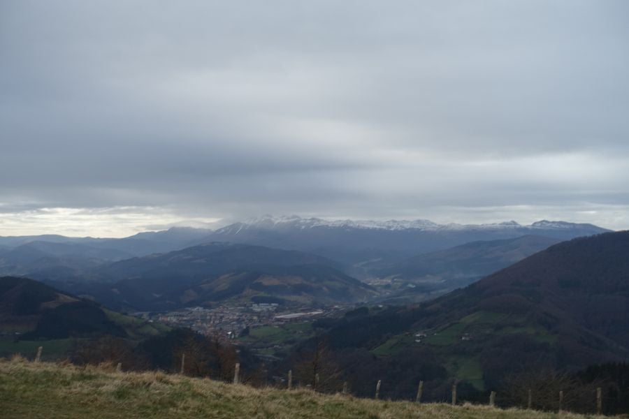 Bajo el manto blanco que ha cubierto esta semana el macizo de Aizkorri se encuentra, Zumarraga y los pueblos que se encuentran en el valle de Urola. 