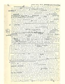 Imagen secundaria 2 - El escritor con su esposa, Rocío Laffón, fallecida un año antes que él. Páginas del manuscrito de la obra con las anotaciones del autor.