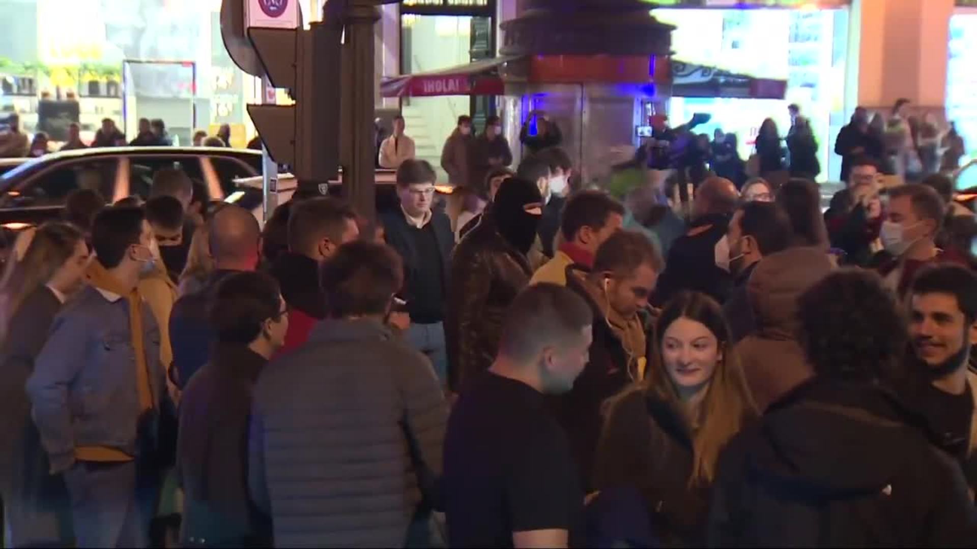 Gritos de "Ayuso sí, Casado no" y mariachis en la concentración en 'Génova'