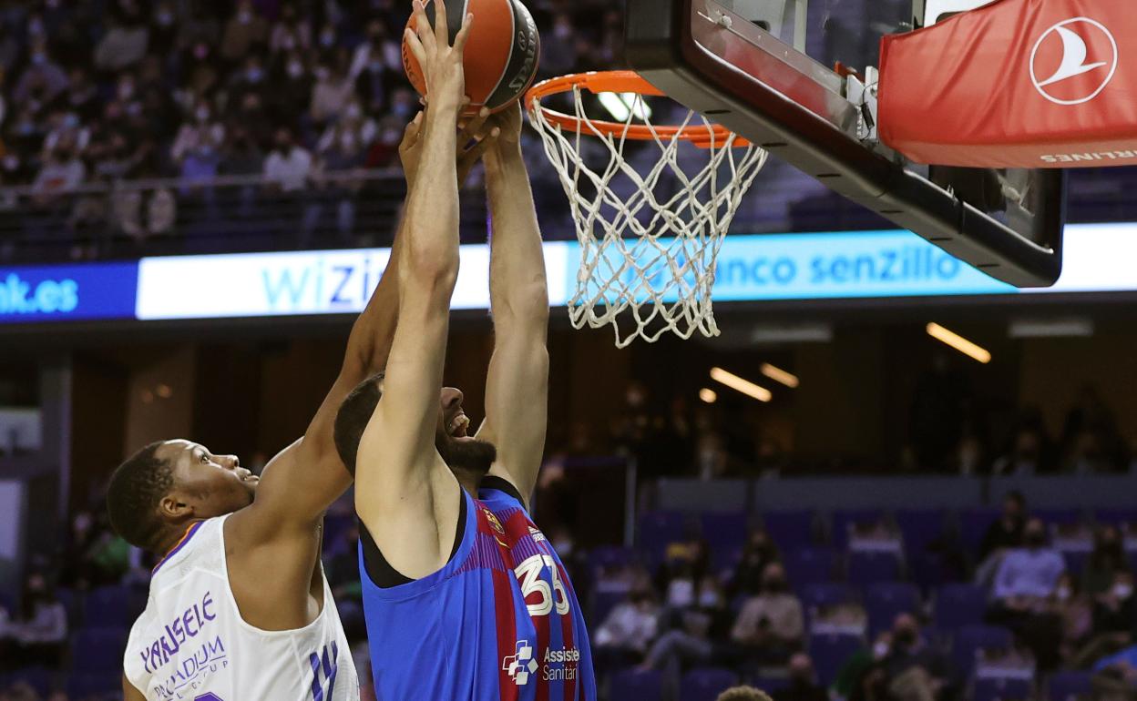 Mirotic trata de anotar ante Yabusele en el clásico de Euroliga del pasado viernes.