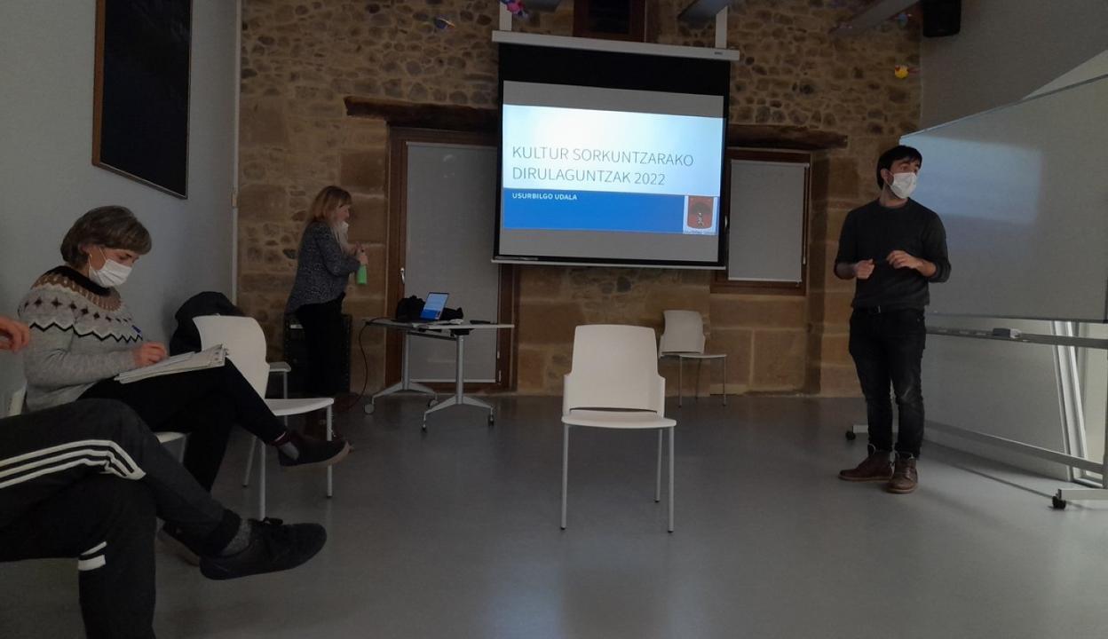 Informazioa emateko bilera egin zuten atzo, Potxoenean. 