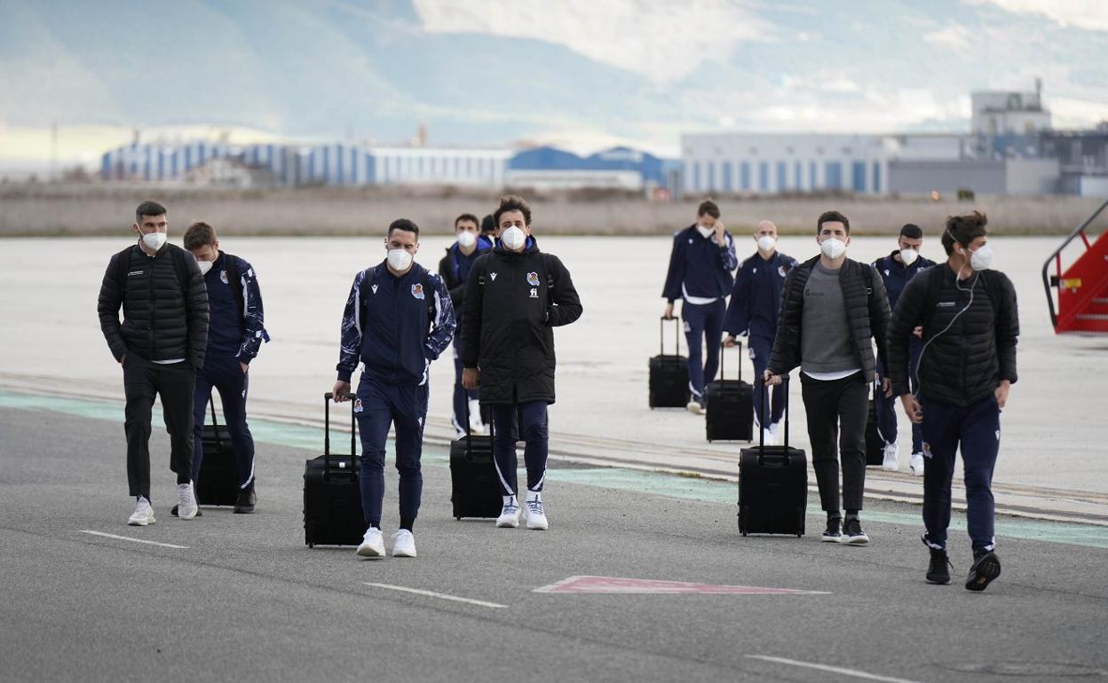 Los futbolistas de la Real abandonan la pista de aterrizaje de Noain procedentes de Leipzig antes de poner rumbo a casa. 