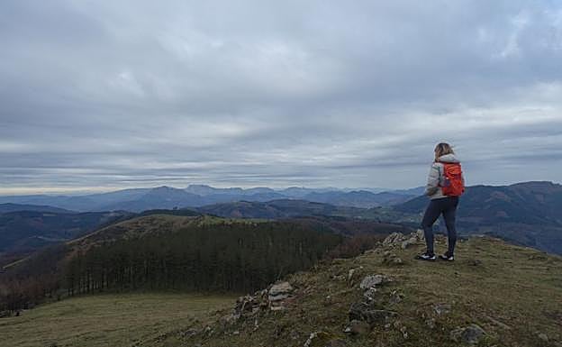Muy cerca de Samiño se encuentra el dolmen de Iruarrieta desde el que las vistas son incomparables. 