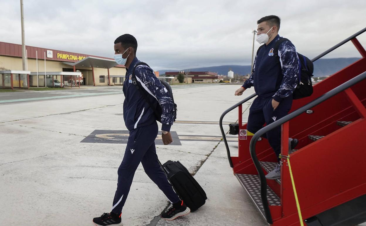 Isak desciende del avión en el aeropuerto de Noain.