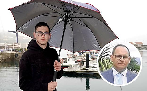 Kevin González, en el puerto de Meira, donde entrena a la cantera de un club de remo. A su derecha, su padre.