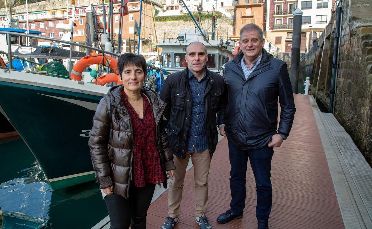 Garmendia y Elduayen flanquean al director de Pesca del Gobierno Vasco Leandro Azkue, ayer en el pantalán del muelle donostiarra.