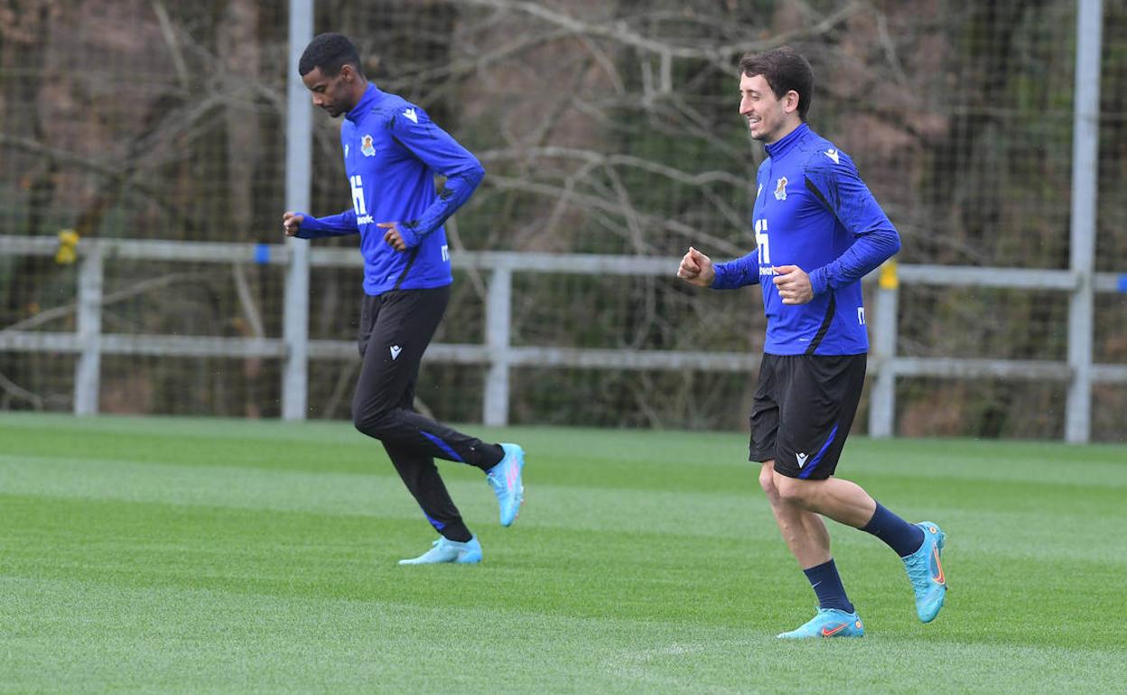 Isak y Oyarzabal durante el entrenamiento de este sábado.