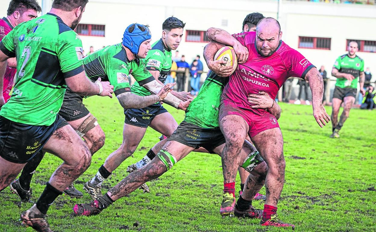 Un jugador del Ordizia es frenado por la defensa del Gernika, ayer en el campo de Urbieta. 