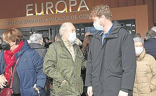 Carlos Garaikoetxea y Maiorga Ramírez, antes del inicio del congreso en Vitoria