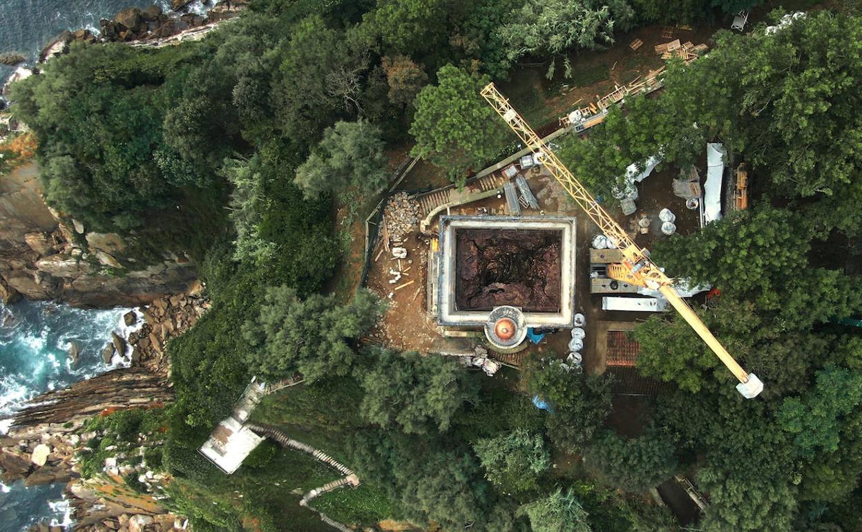 Filmak obraren eraikuntza-prozesua kontatzen du.