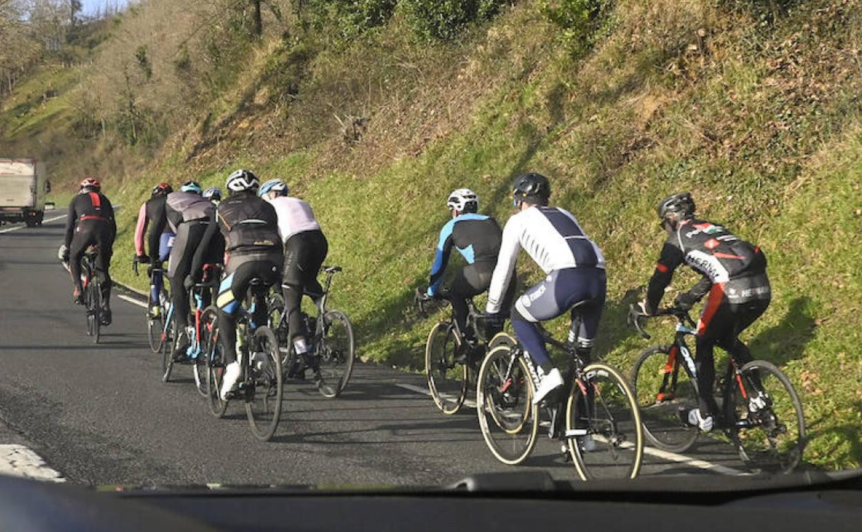 Así tendrás que adelantar ciclistas con la nueva Ley de Tráfico