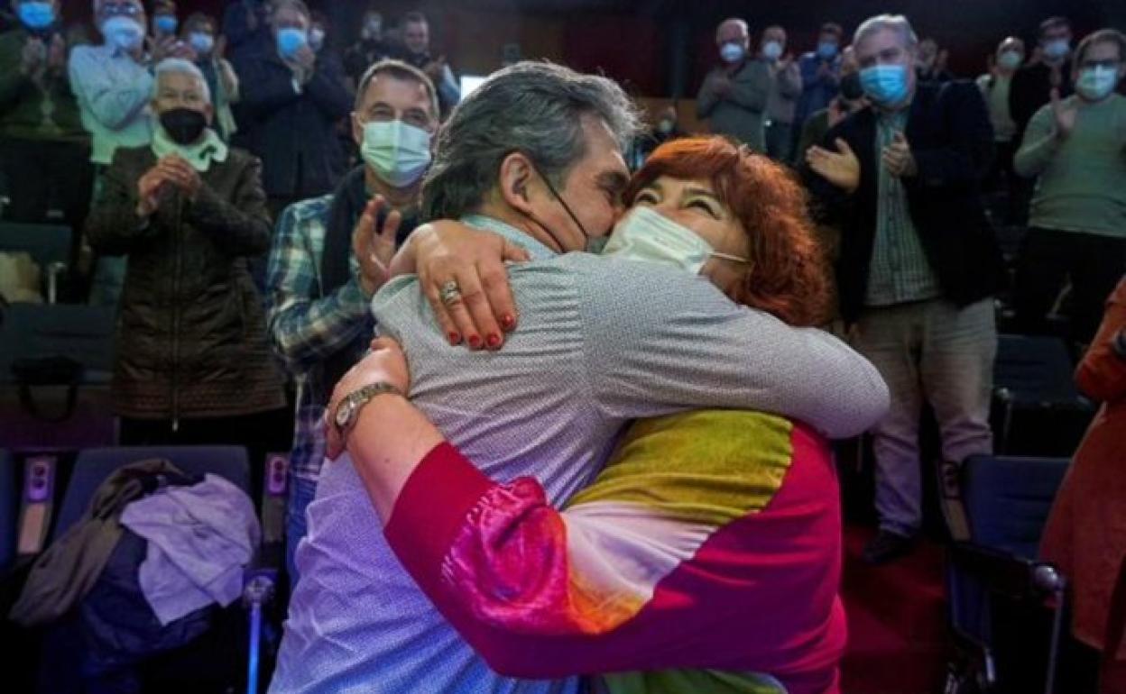 Pello Urizar felicita a Eba Blanco tras ser reelegida secretaria general de EA.