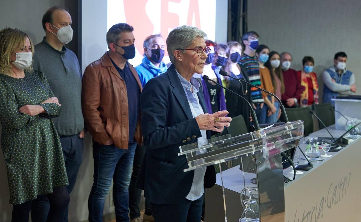 La exconsejera de Eusko Alkartasuna Esther Larrañaga da un discurso durante asamblea paralela al XIII Congreso Nacional de EA celebrada este domingo en Vitoria.